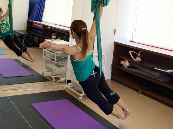 エアリアルヨガの様子