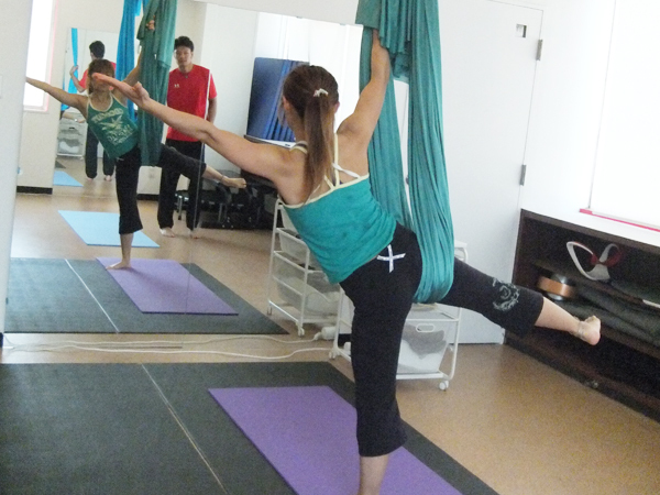 エアリアルヨガの様子