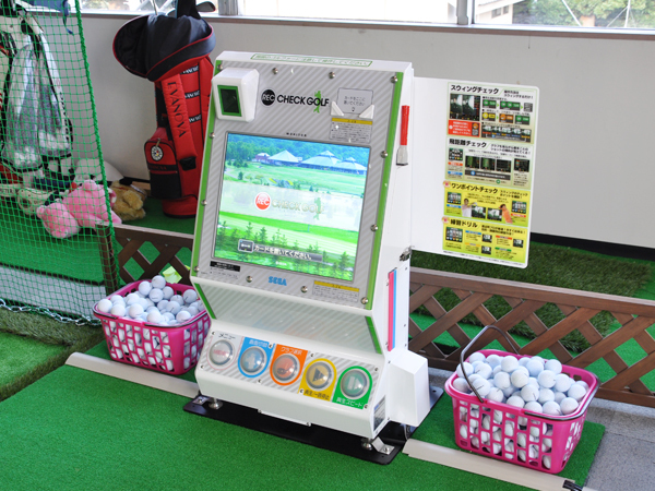 室内シミュレーションゴルフの様子 室内シミュレーションゴルフの様子