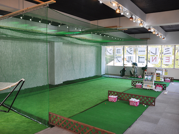室内シミュレーションゴルフの様子 室内シミュレーションゴルフの様子
