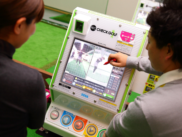 室内シミュレーションゴルフの様子 室内シミュレーションゴルフの様子