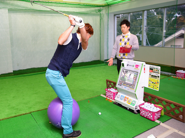 室内シミュレーションゴルフの様子 室内シミュレーションゴルフの様子