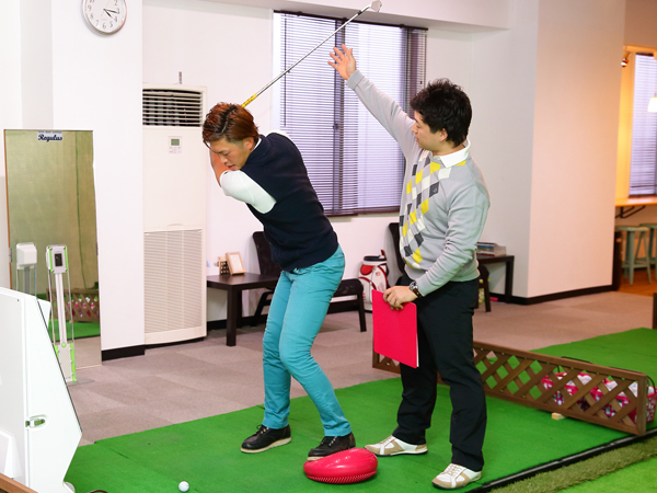 室内シミュレーションゴルフの様子 室内シミュレーションゴルフの様子