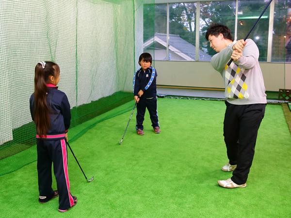 室内シミュレーションゴルフの様子 室内シミュレーションゴルフの様子