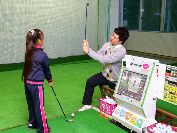 室内シミュレーションゴルフの様子 室内シミュレーションゴルフの様子