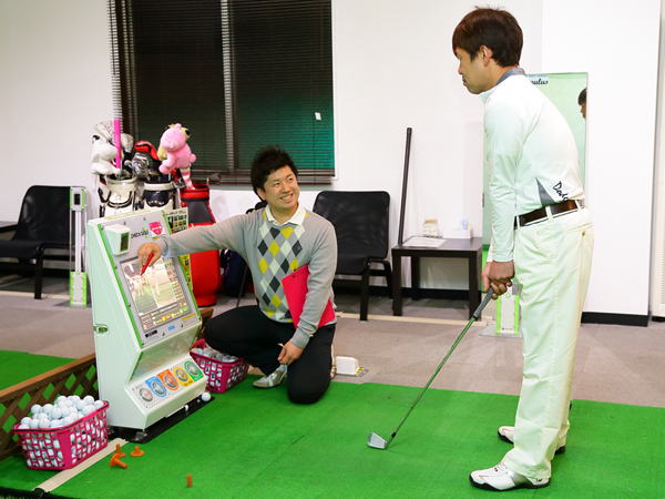 室内シミュレーションゴルフの様子 室内シミュレーションゴルフの様子