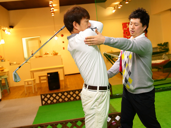 室内シミュレーションゴルフの様子 室内シミュレーションゴルフの様子